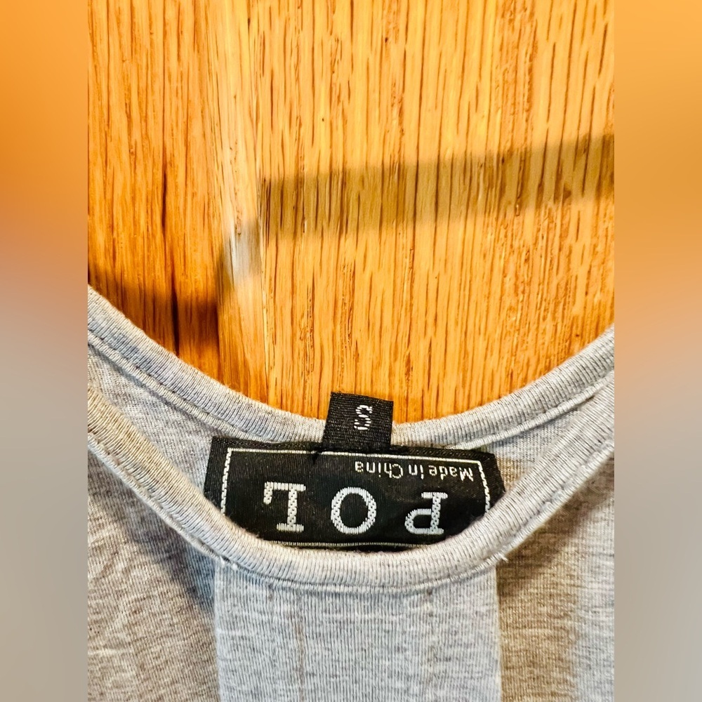 NWOT Small POL Gray Women's Top with Back Cut Outs - Picture 9 of 9